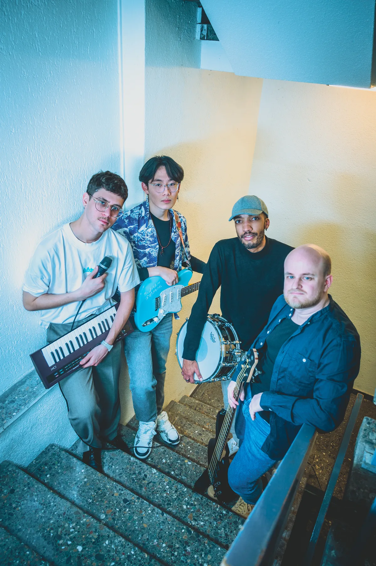 Die vier Mitglieder der Indie-Band im Treppenhaus vor ihrem Proberaum.